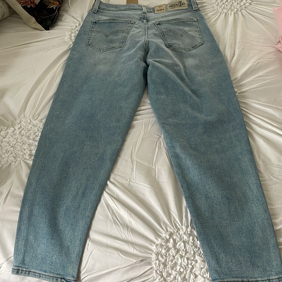 Women’s Levi mom jeans relaxed through hip and thigh tapered leg - Picture 2 of 4
